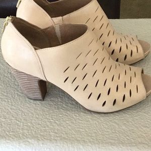 Clark’s Tan Shoes size 8 M